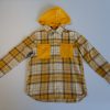 CAMICIA-HANGAR93 Una camicia scozzese, o tartan, è un capo d'abbigliamento caratterizzato da un tessuto a quadri colorati. I colori e i motivi dei quadri possono variare notevolmente, ma sono sempre disposti in modo simmetrico e ripetitivo.