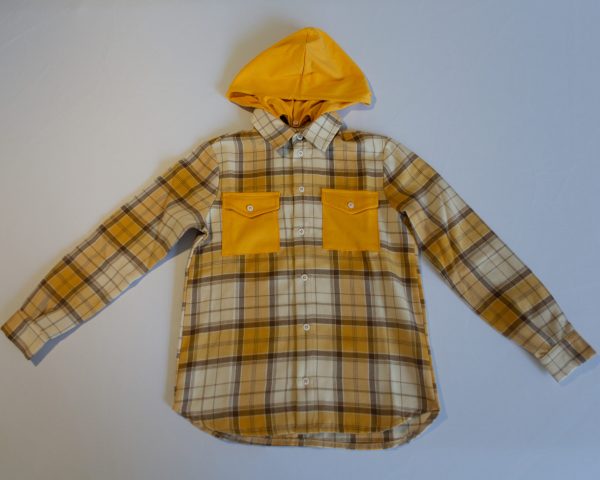 CAMICIA-HANGAR93 Una camicia scozzese, o tartan, è un capo d'abbigliamento caratterizzato da un tessuto a quadri colorati. I colori e i motivi dei quadri possono variare notevolmente, ma sono sempre disposti in modo simmetrico e ripetitivo.